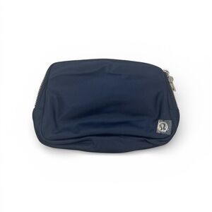 Lululemon everywhere belt bag- 2L Navy blue